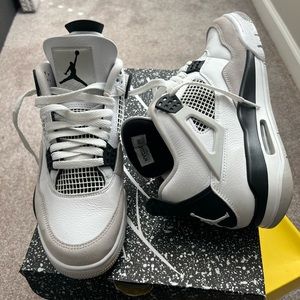 Men’s Jordan 4!🤍🖤